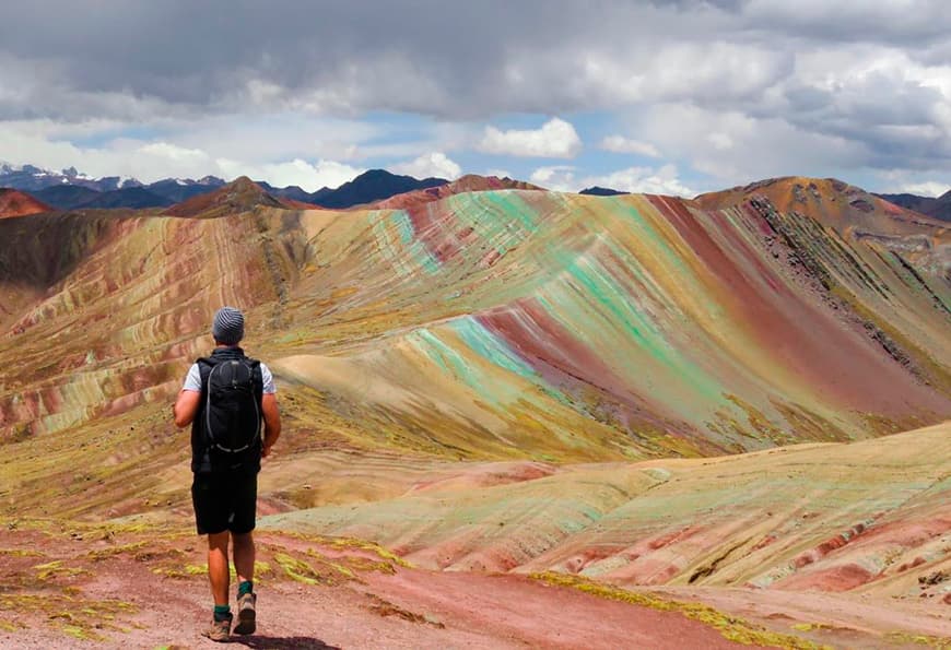 Vista panorámica de la Montaña de Colores de Palcoyo en Perú