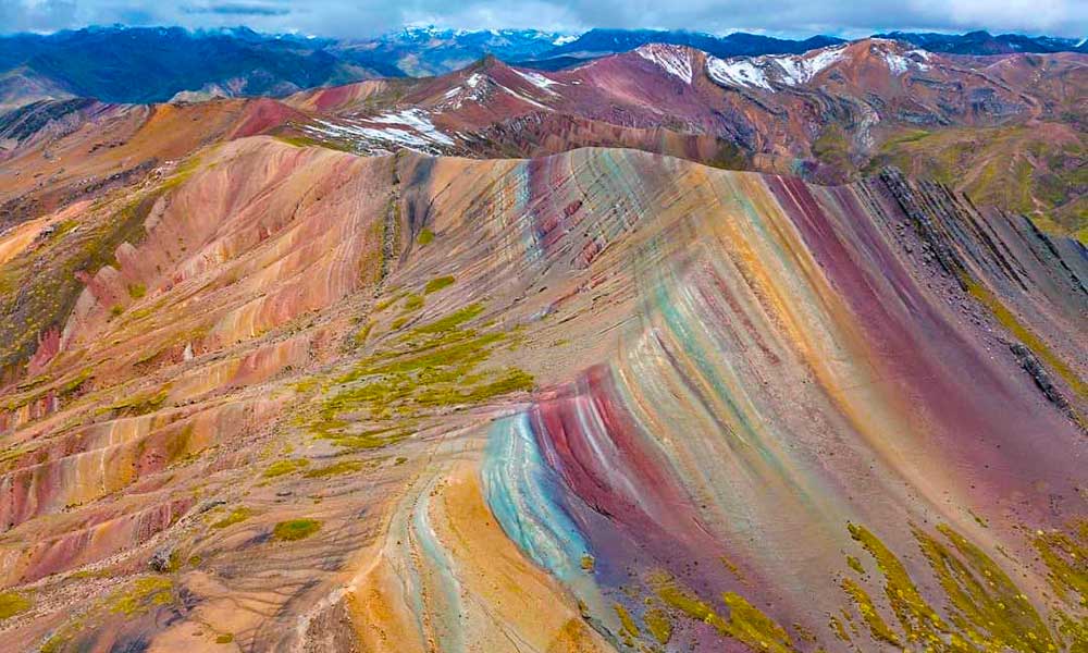Vista panorámica de la Montaña de Colores de Palcoyo en Perú